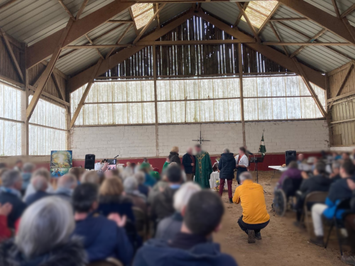 Messe dans le man&egrave;ge du Haras de Malvoisine &agrave; la F&ecirc;te de la rentr&eacute;e 2024
