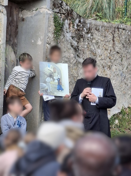 Station 6 du Chemin de croix itinérant des enfants Station 6 du Chemin de croix itinérant des enfants