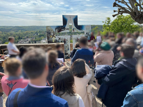 Station 12 du Chemin de croix itinérant des enfants Station 12 du Chemin de croix itinérant des enfants