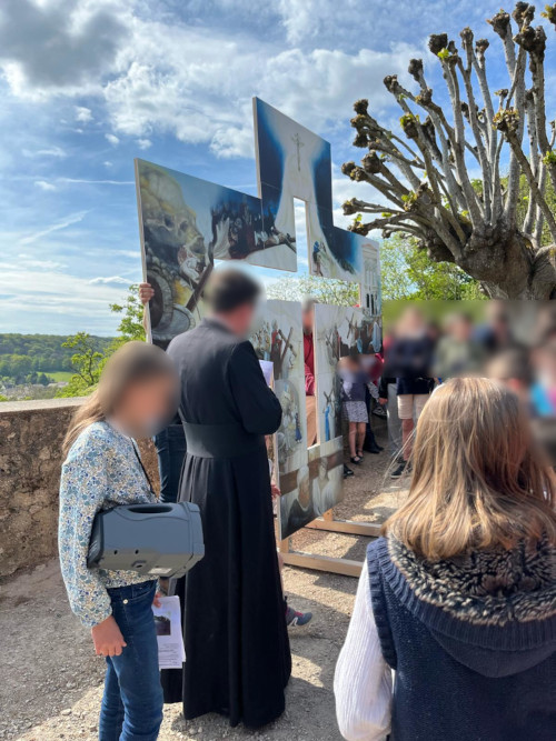 Station 13 du Chemin de croix itinérant des enfants Station 13 du Chemin de croix itinérant des enfants