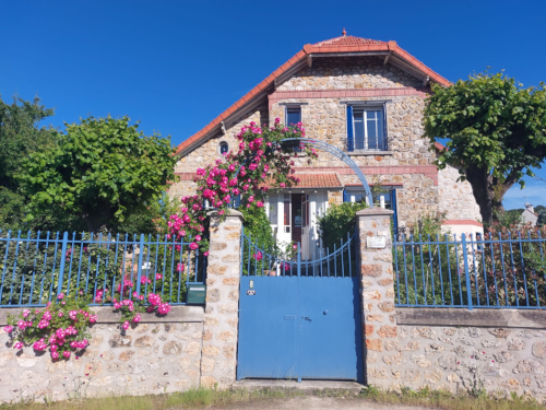 Villa en meulière au printemps